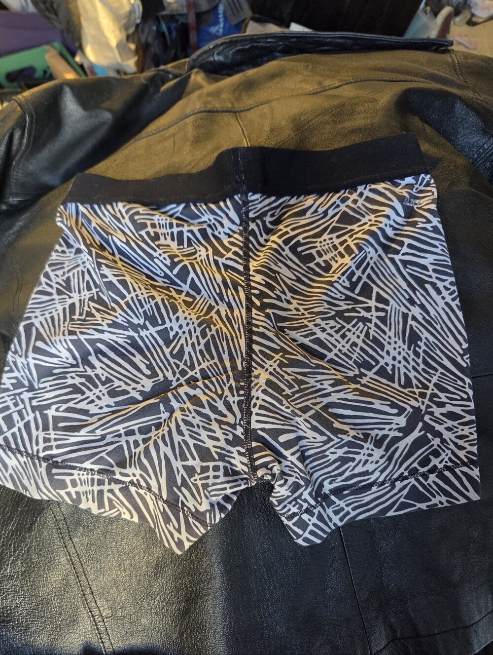 Ladies Nike Black & White Abstract Pattern Compression Shorts like new size S - Picture 2 of 3